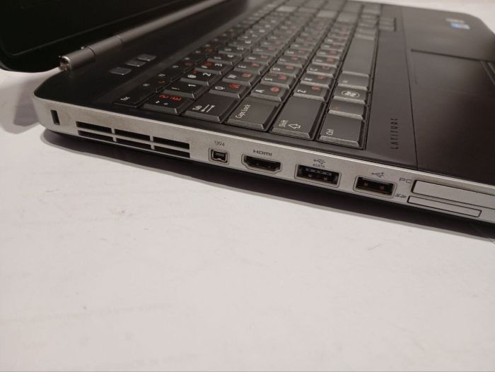 Ноутбук Б-клас Dell Latitude E5520 / 15.6" (1366x768) TN / Intel Core i3-2350M (2 (4) ядра по 2.3 GHz) / 8 GB DDR3 / 500 GB HDD / Intel HD Graphics 3000 / WebCam / DVD-RW б/в - зображення 4