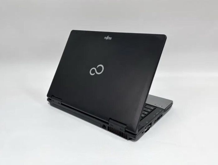 Ноутбук Fujitsu LifeBook S752 / 14" (1366x768) TN / Intel Core i3-3110M (2 (4) ядра по 2,4 ГГц) / 6 ГБ DDR3 / 500 ГБ HDD / Intel HD Graphics 4000 + гравірування клавіатури б/в - зображення 5