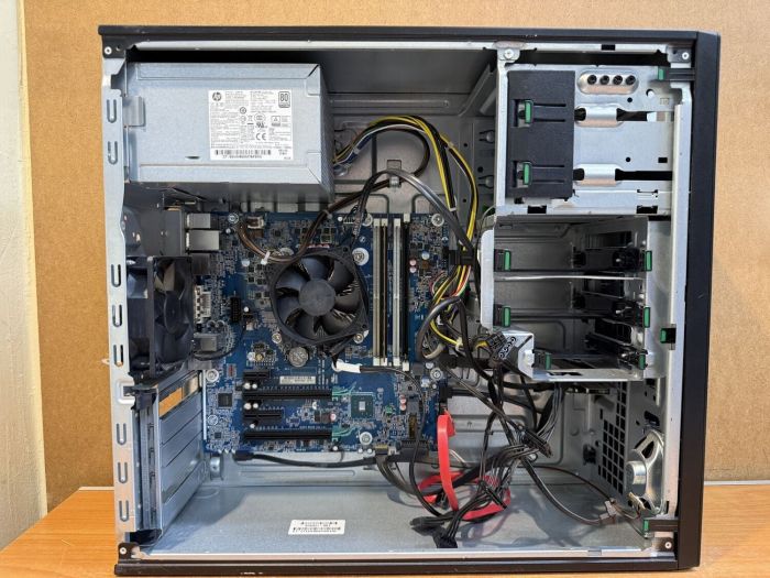 Комп'ютер Б-класу HP Z240 Workstation Tower / Intel Core i7-6700 (4 (8) ядра по 3,4 - 4,0 ГГц) / 8 ГБ DDR4 / без HDD / Intel HD Graphics 530 / 400 Вт / DVD-ROM / DisplayPort б/в - зображення 6