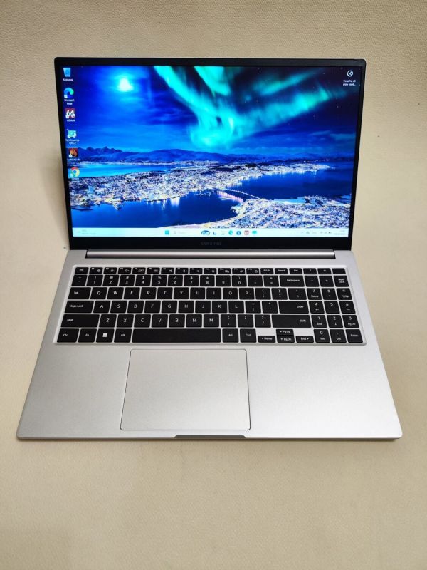 Ноутбук Samsung Galaxy Book 750TDA / 15.6" (1920x1080) TN Touch / Intel Core i5-1135G7 (4 (8) ядра по 4.2 GHz) / 16 GB DDR4 / 512 GB SSD / Intel Iris Xe Max DG1, 4 GB GDDR4, 128-bit / WebCam б/в - зображення 2