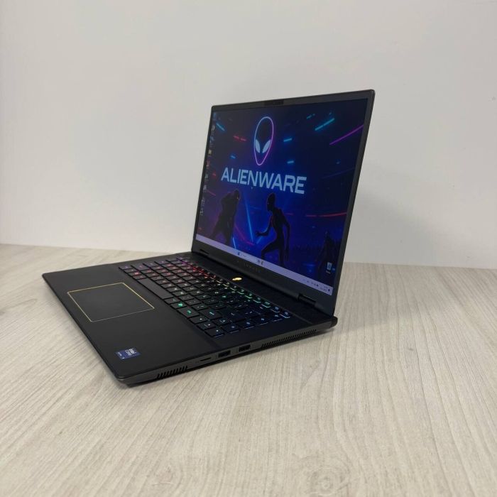 Ігровий ультрабук Б-класу Dell Alienware m16 R2 / 16" (2560x1600) IPS / Intel Core Ultra 9 185H (16 (22) ядер по 1,8 - 5,1 ГГц) / 32 ГБ DDR5 / 1000 ГБ SSD / nVidia GeForce RTX 4070, 8 ГБ GDDR6, 128-біт / WebCam б/в - зображення 5