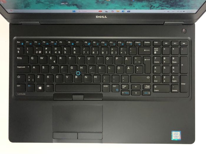 Ігровий ноутбук Б-класу Dell Latitude 5580 / 15,6" (1920x1080) IPS / Intel Core i7-7820HQ (4 (8) ядра по 2,9 - 3,9 ГГц) / 8 ГБ DDR4 / 256 ГБ SSD / nVidia GeForce 940MX, 2 ГБ GDDR5, 64-біт / WebCam / Win 11 Pro б/в - зображення 8
