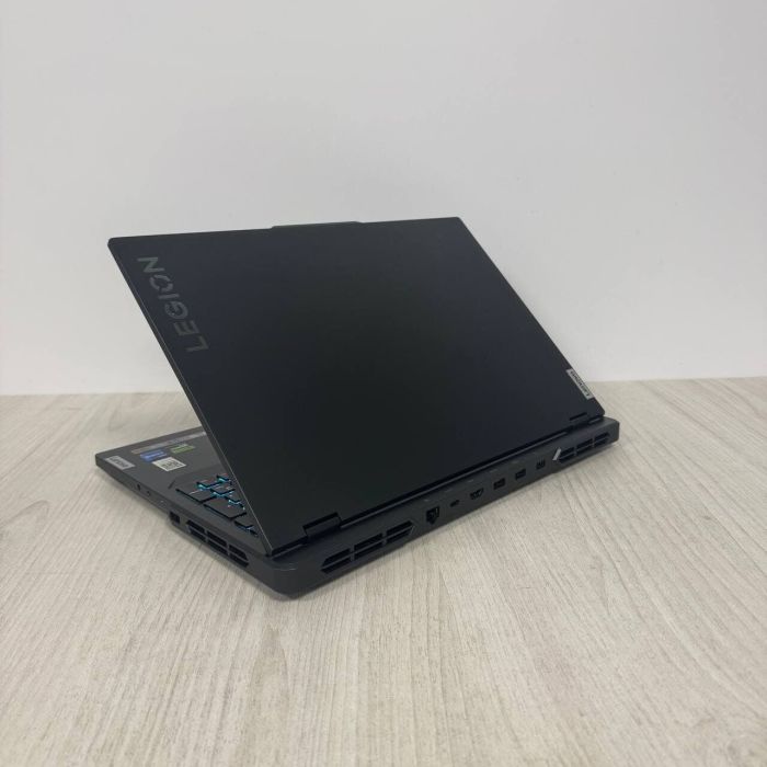 Ігровий ноутбук Lenovo Legion Pro 5 16IRX8 / 16" (2560x1600) IPS / Intel Core i7-13700HX (16 (24) ядра по 3,7 - 5,0 ГГц) / 32 ГБ DDR5 / 512 ГБ SSD / nVidia GeForce RTX 4070, 8 ГБ GDDR6, 128-біт / Веб-камера б/в - зображення 6