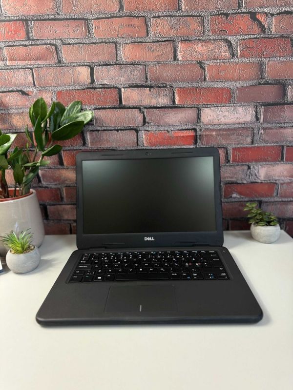 Ультрабук Dell Latitude 3300 / 13.3" (1366x768) TN / Intel Core i3-7020U (2 (4) ядра по 2.3 GHz) / 8 GB DDR4 / 256 GB SSD / Intel HD Graphics 620 / WebCam б/в - зображення 3
