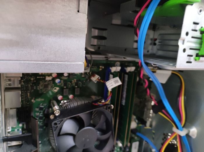 Комп'ютер Fujitsu Esprimo P757/E90+ Tower / Intel Core i5-6500 (4 ядра по 3.2 - 3.6 GHz) / 8 GB DDR4 / no HDD / Intel HD Graphics 530 / 280W / DisplayPort / DVI б/в - зображення 7