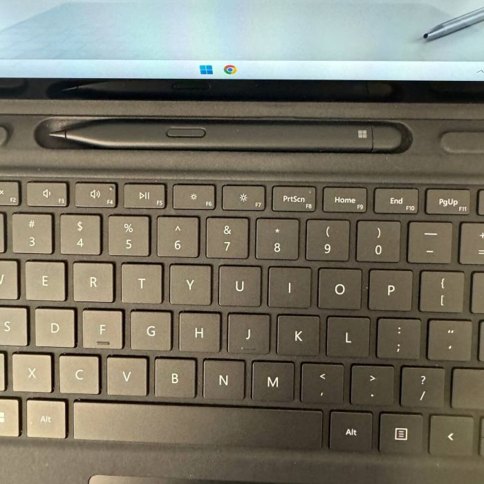 Планшет Microsoft Surface Pro 9 / 13" (2880x1920) IPS Touch / Intel Core i5-1235U (10 (12) ядер по 1,3 - 4,4 ГГц) / 8 ГБ DDR3 / 256 ГБ SSD / Intel Iris Xe Graphics / WebCam б/в - зображення 11