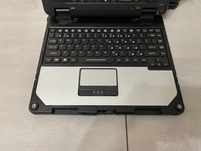 Захищений планшет Panasonic Toughbook CF-33 / 12" (2160x1440) IPS Touch / Intel Core i5-7300U (2 (4) ядра по 2.6 - 3.5 GHz) / 16 GB DDR3 / 512 GB SSD / Intel HD Graphics 620 / WebCam / Стилус / Два АКБ / Док-станція б/в - зображення 3